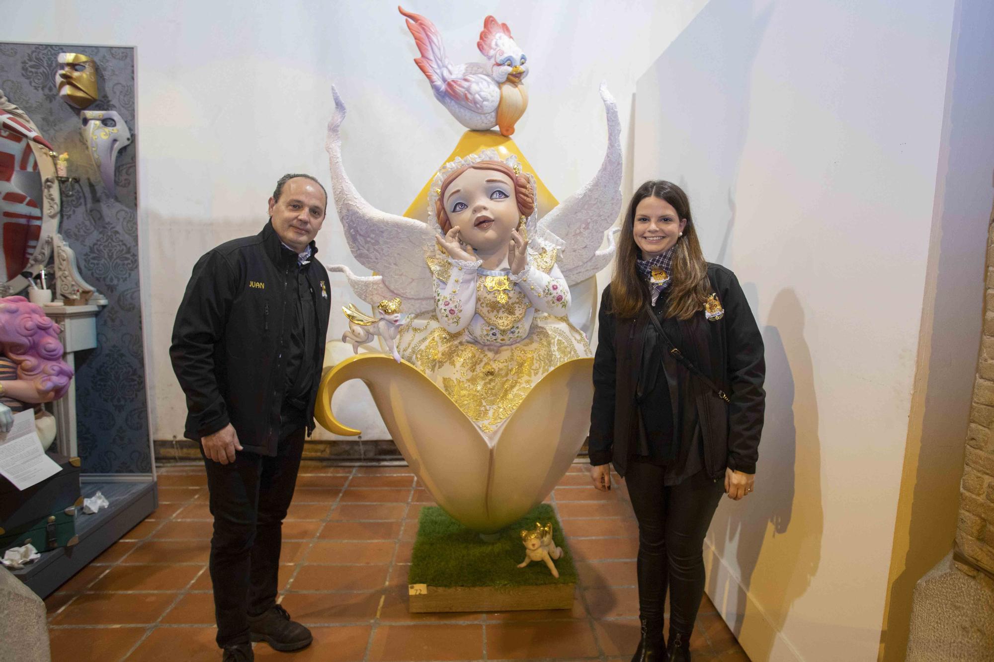 Inauguración de la exposición del "ninot" celebrada en la cada de la cultura de Alzira.