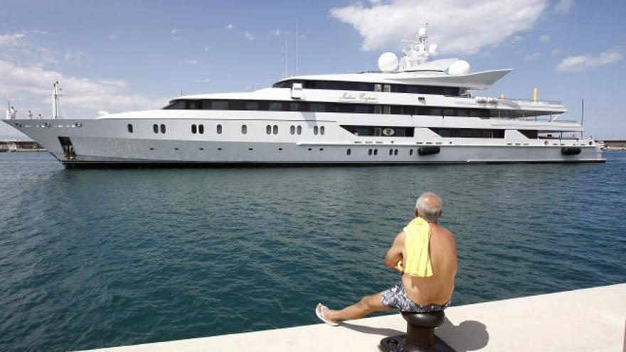 El &#039;Indian Empress&#039;, el yate más grande ya está en Valencia.