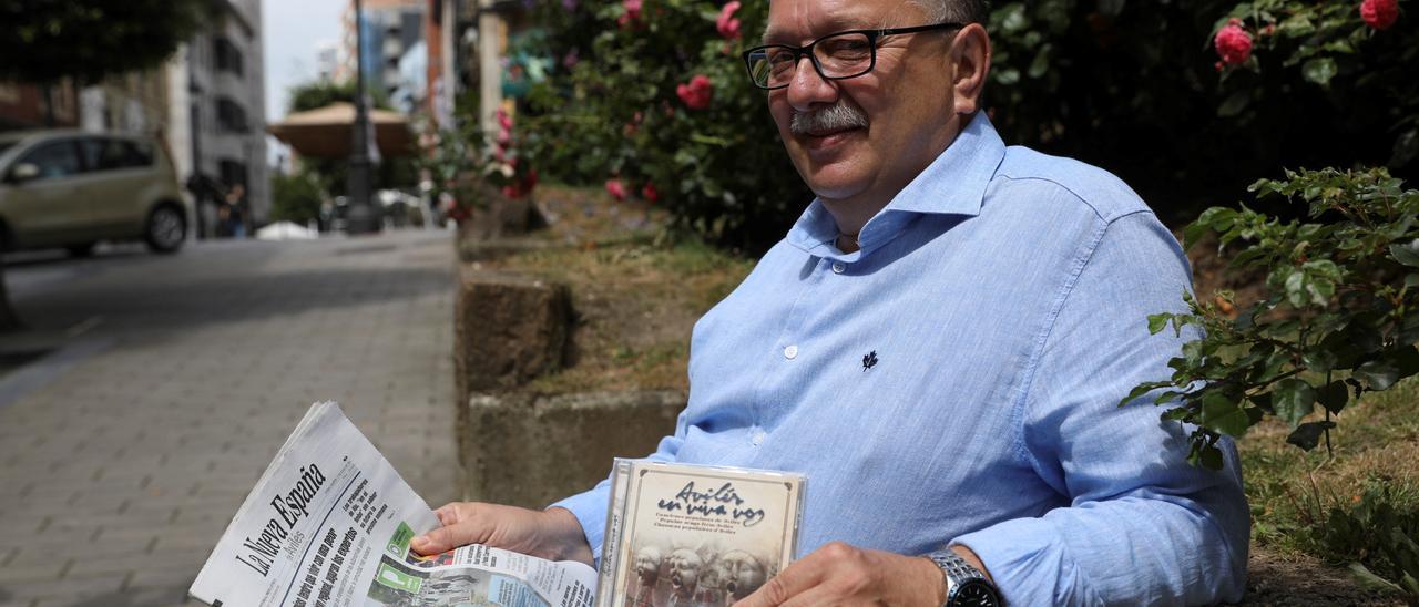 Emilio Menéndez, ayer, con el disco que recopila canciones populares de Avilés.