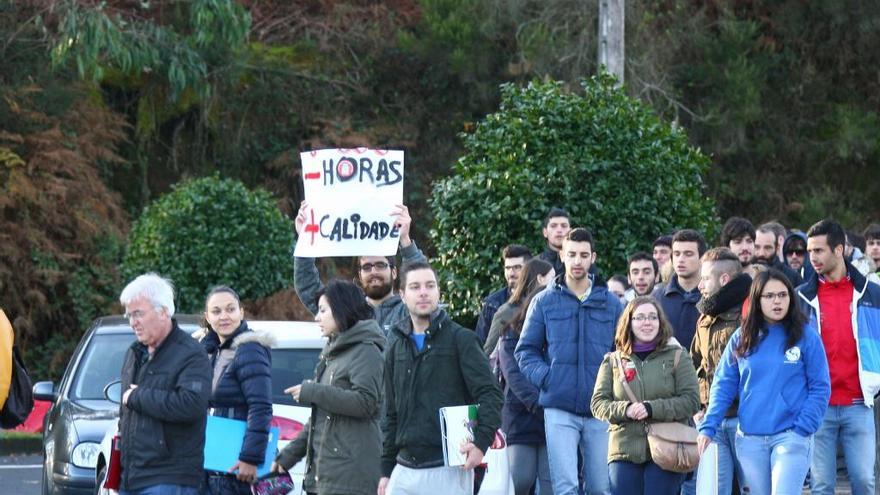 Imagen de archivo de alumnos del IES Antón Losada manifestándose contra la ampliación del horario. // Bernabé / Adrián Rei