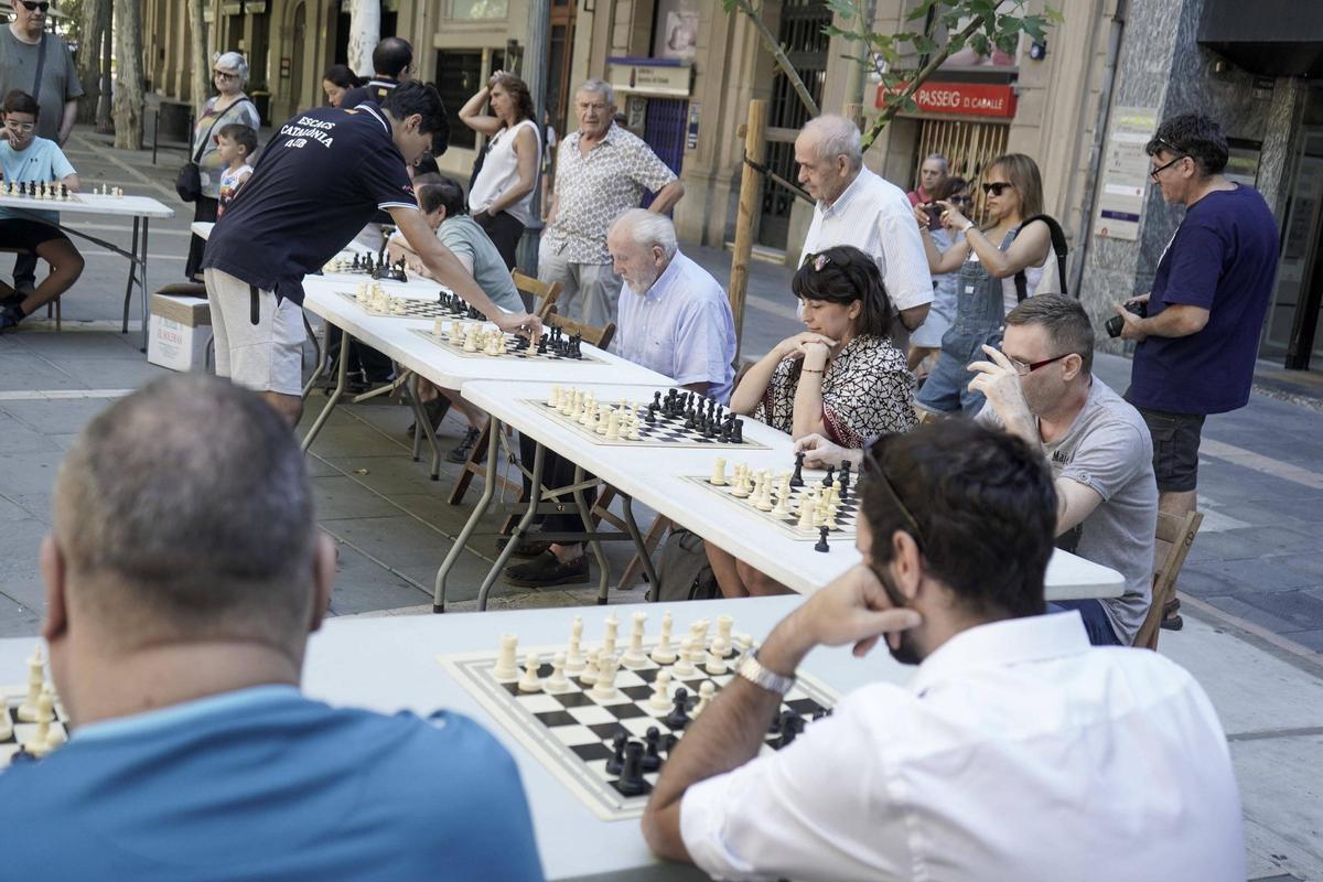 Simultànies d'escacs al passeig de Manresa Simultànies d'escacs al passeig de Manresa