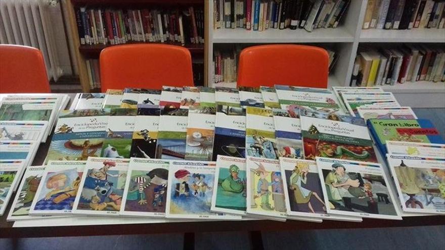 Una vecina dona libros para la biblioteca