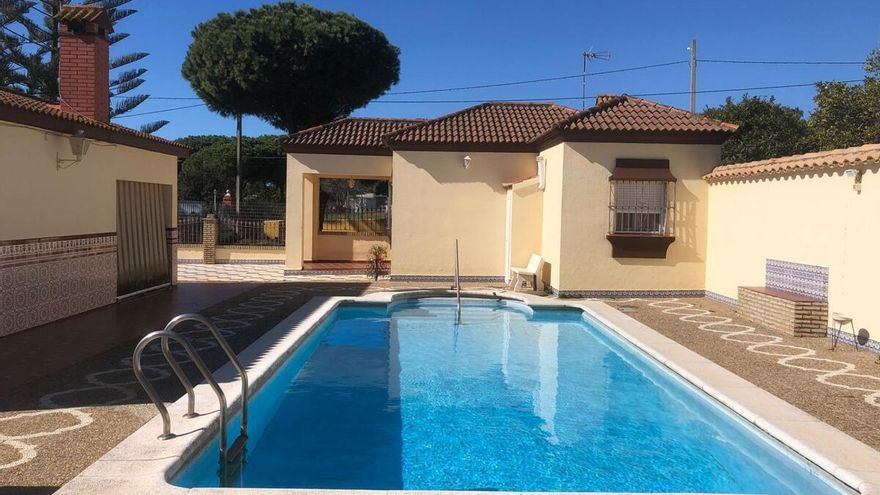 Oportunidad inmobiliaria en Cádiz: piso con piscina, zonas verdes y vistas al mar, la combinación perfecta