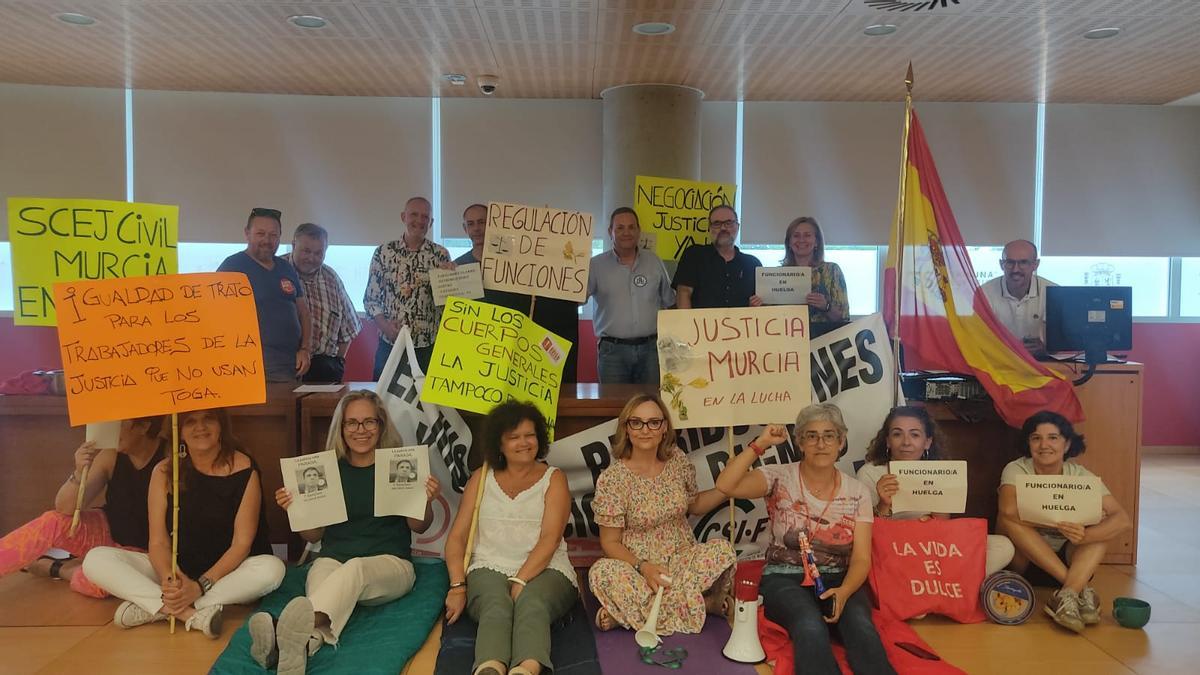 Funcionarios de Justicia encerrados en el salón de actos de la Ciudad de la Justicia de Murcia este miércoles.