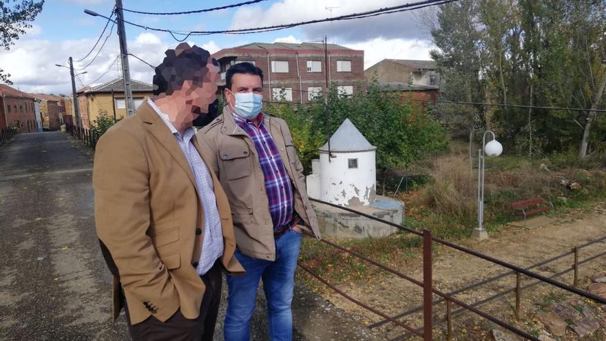 El alcalde de Villaferrueña, Gregorio Martínez (a la derecha), en un puente sobre el río Eria.