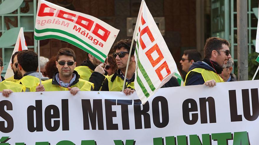 Los trabajadores del metro se manifestaron ayer ante la Delegación de Fomento de la Junta.