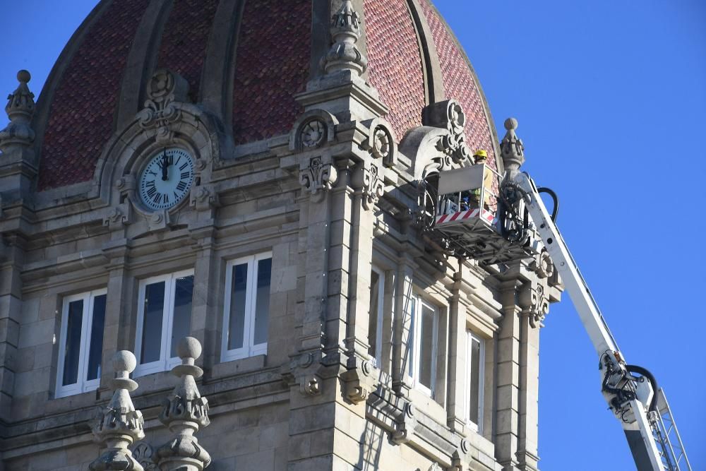 Los técnicos reparan el reloj que llevaba una semana estropeado y sin esfera.