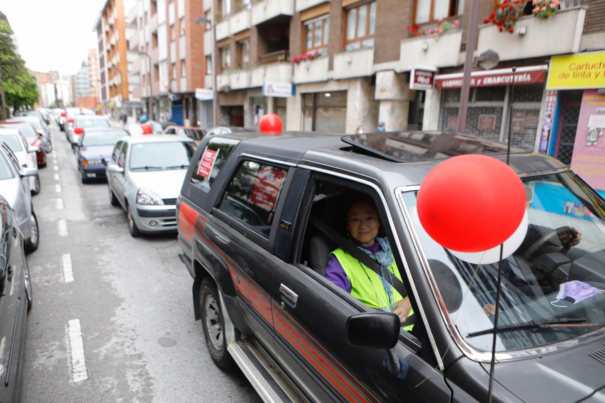 Concentración de vehículos en Gijón contra las restricciones a la movilidad