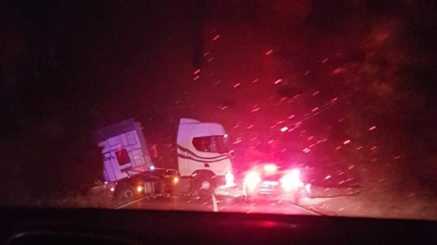 Un senglar apareix de cop a la carretera i provoca l&#039;accident d&#039;un camió carregat de pomes a Rupià