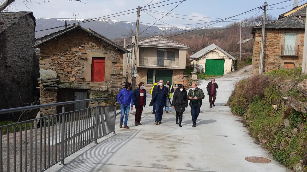 Visita a las obras de la carretera de Coso por parte de representantes de la Diputación de Zamora