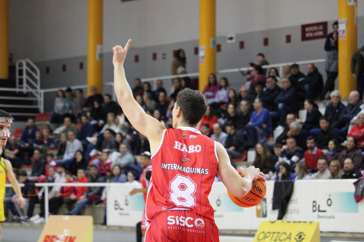 Aleix Haro, con el balón durante el Bàsquet Llíria- Maderas Sorlí.