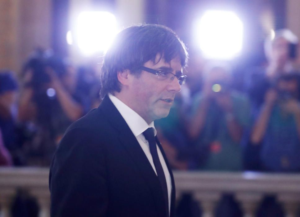 Carles Puigdemont entra al Parlament.