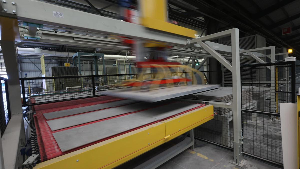 Línea de producción en una empresa de cerámica de Castellón.