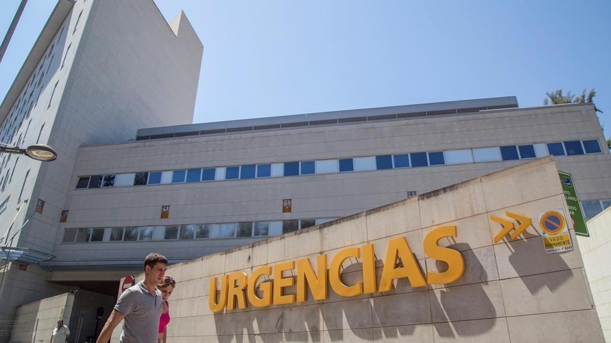 Fachada del Hospital Reina Sofía de Murcia, donde se encuentra ingresada la mujer violada el sábado.