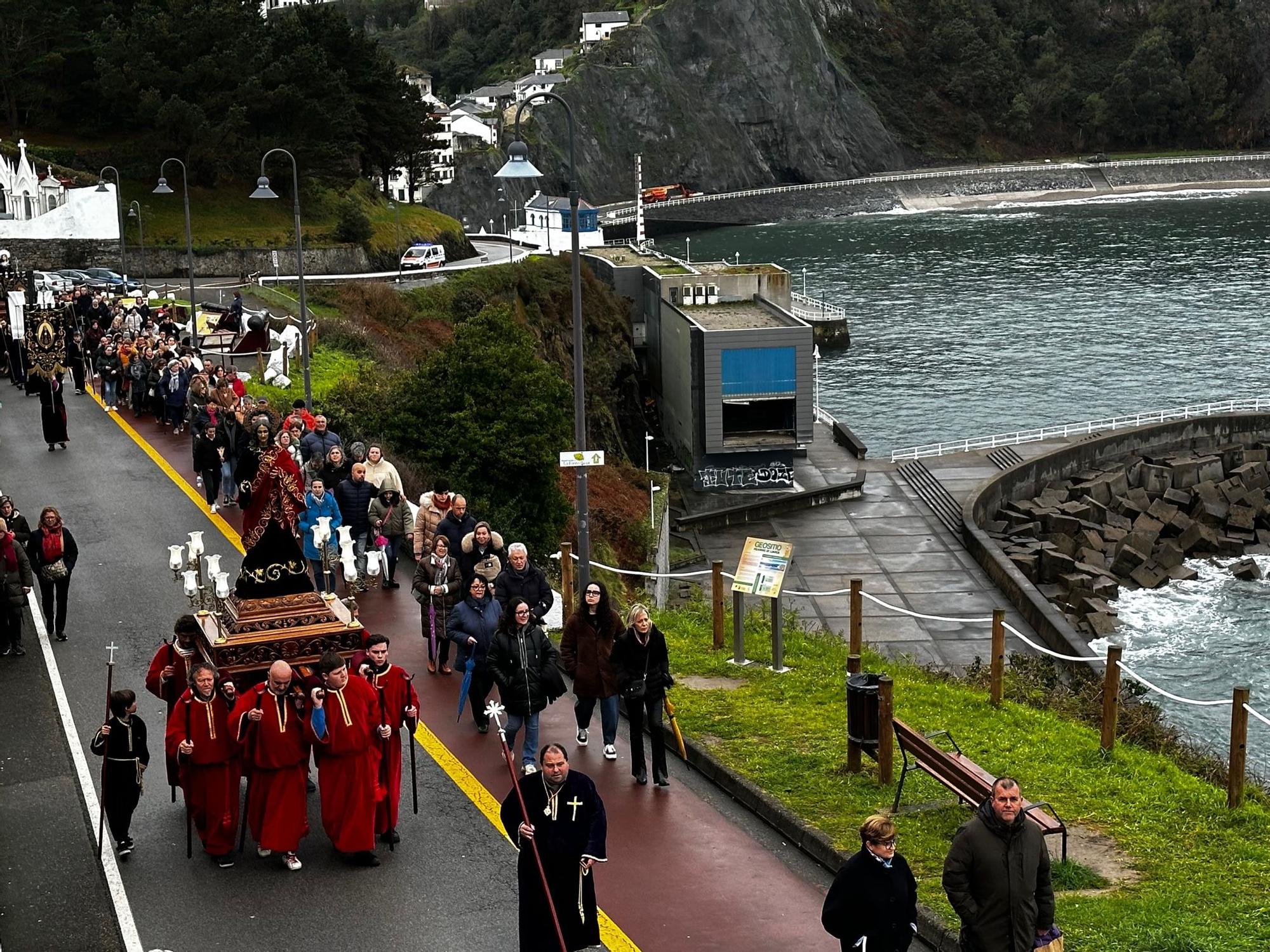 En imágenes: lo mejor de la íntima procesión de la Soledad de Luarca