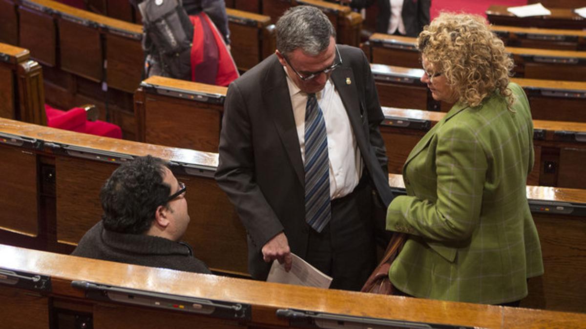 Àngel Ros conversa con Marina Geli y Joan Ignasi Elena (sentado), el jueves en el Parlament.