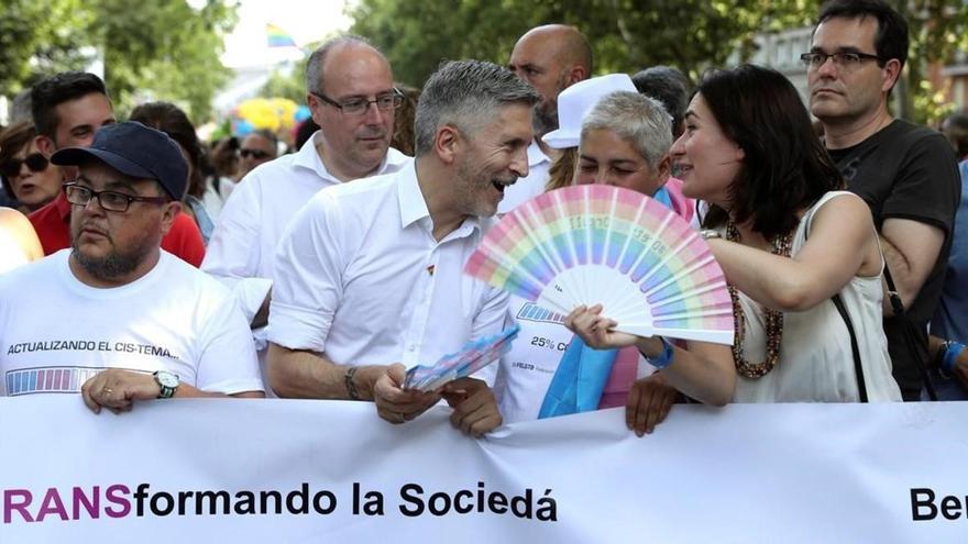 Grito a favor de los transexuales en la marcha del Orgullo con ministros en primera fila