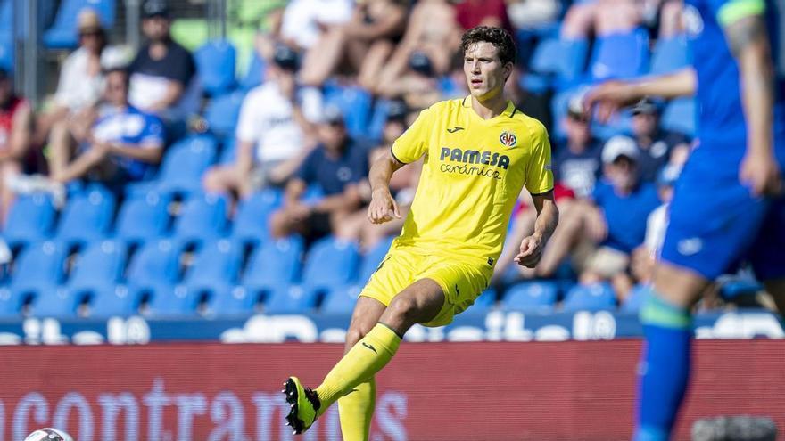 Pau Torres da un pase durante el Getafe-Villarreal.