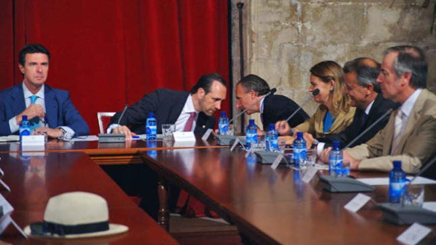 El ministro José Manuel Soria y José Ramón Bauzá durante la reunión en el Consolat de Mar.