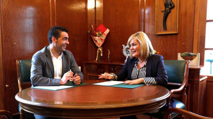 Luis López y Digna Rivas, ayer, firman el convenio para la reforma de la zona del Salgueiral.  // D.P.