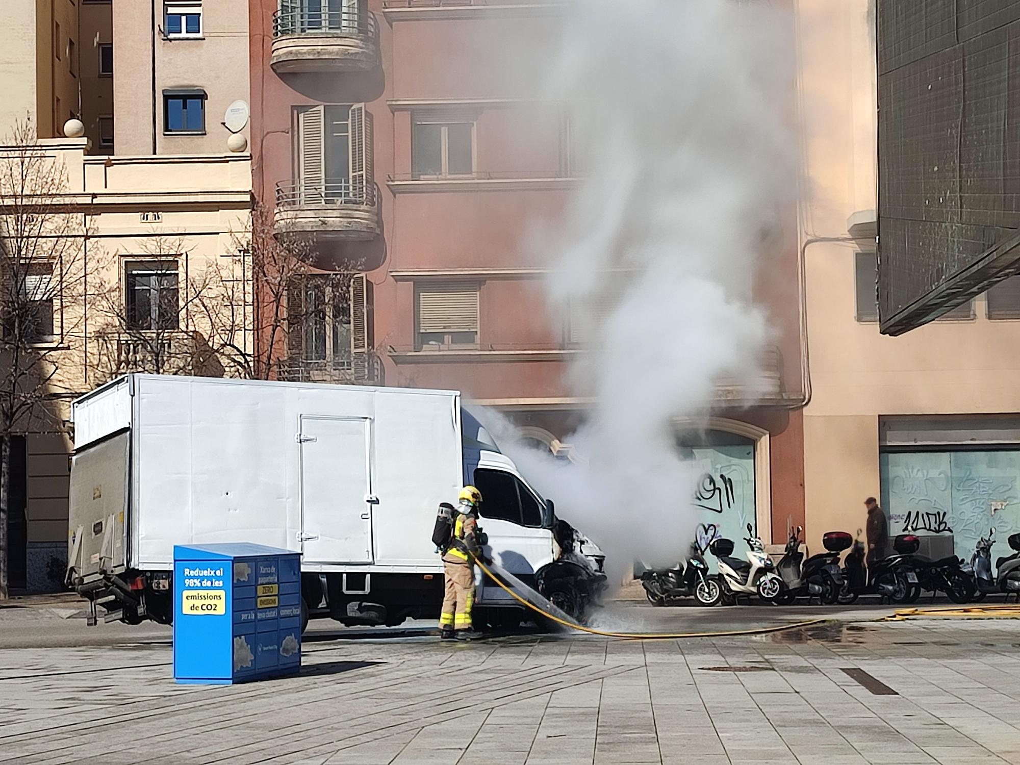 Crema un camió davant del Mercat del Lleó de Girona