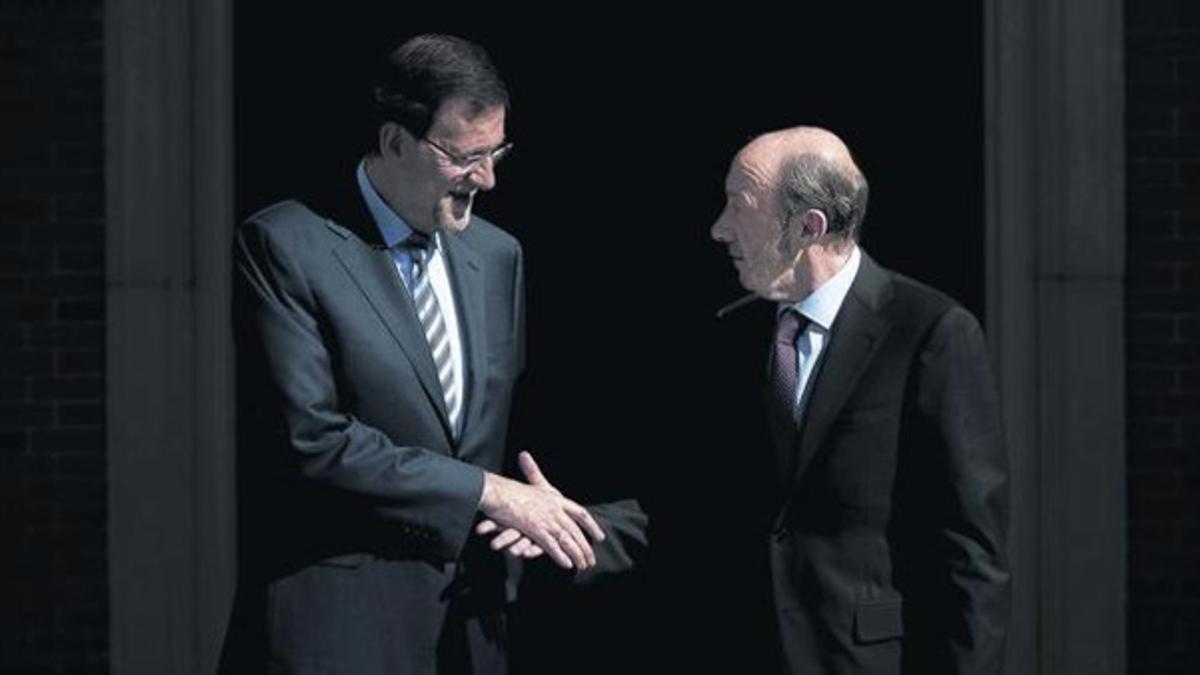 Rajoy y Rubalcaba se estrechan la mano en su última reunión oficial, el pasado 20 de junio, en la Moncloa.