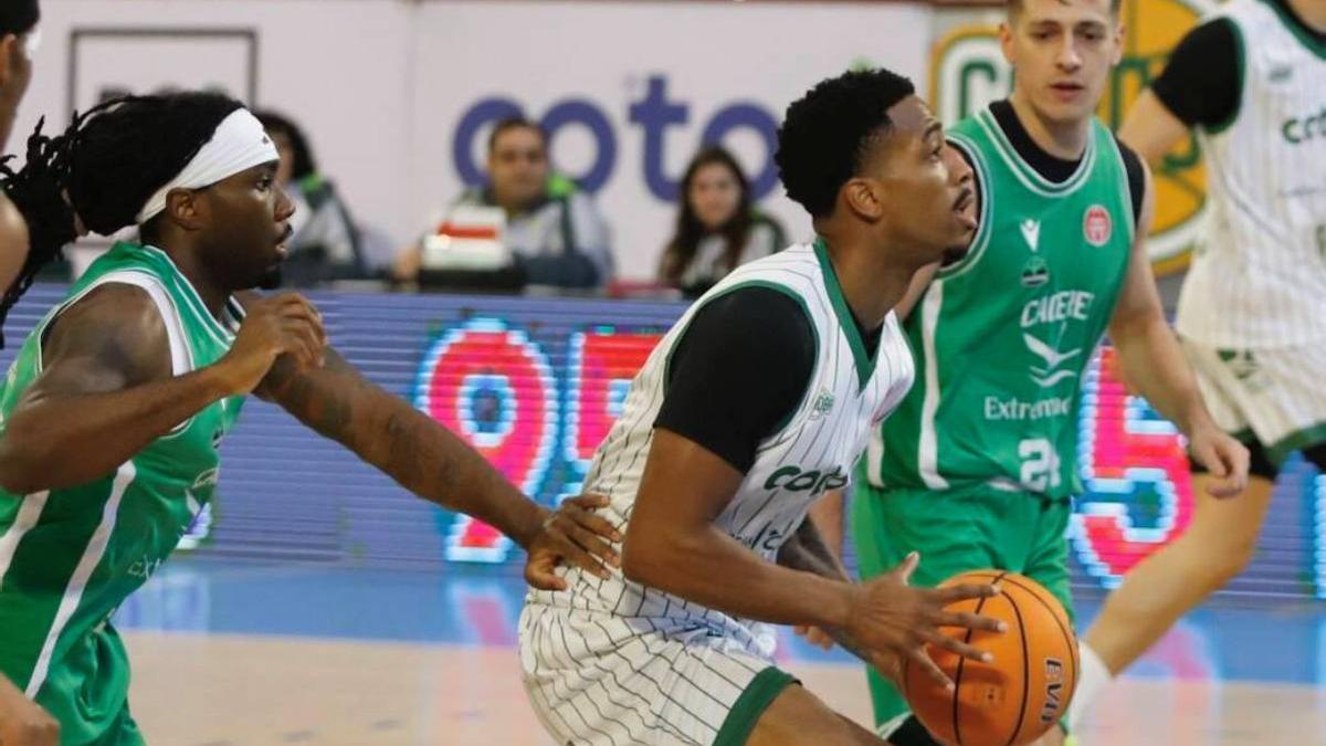 Ja'  Monta Black intenta un lanzamiento.