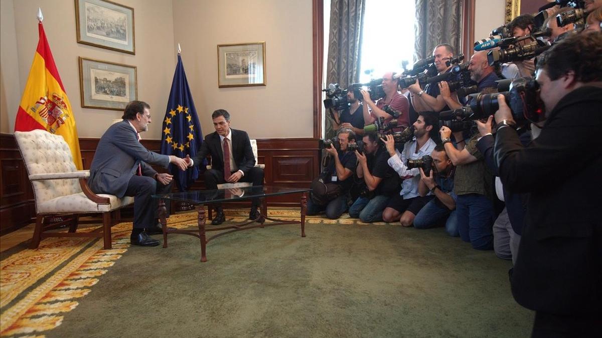 El aspirante del PP a la reelección, Mariano Rajoy, con el líder del PSOE, Pedro Sánchez, en el Congreso, el 13 de julio.