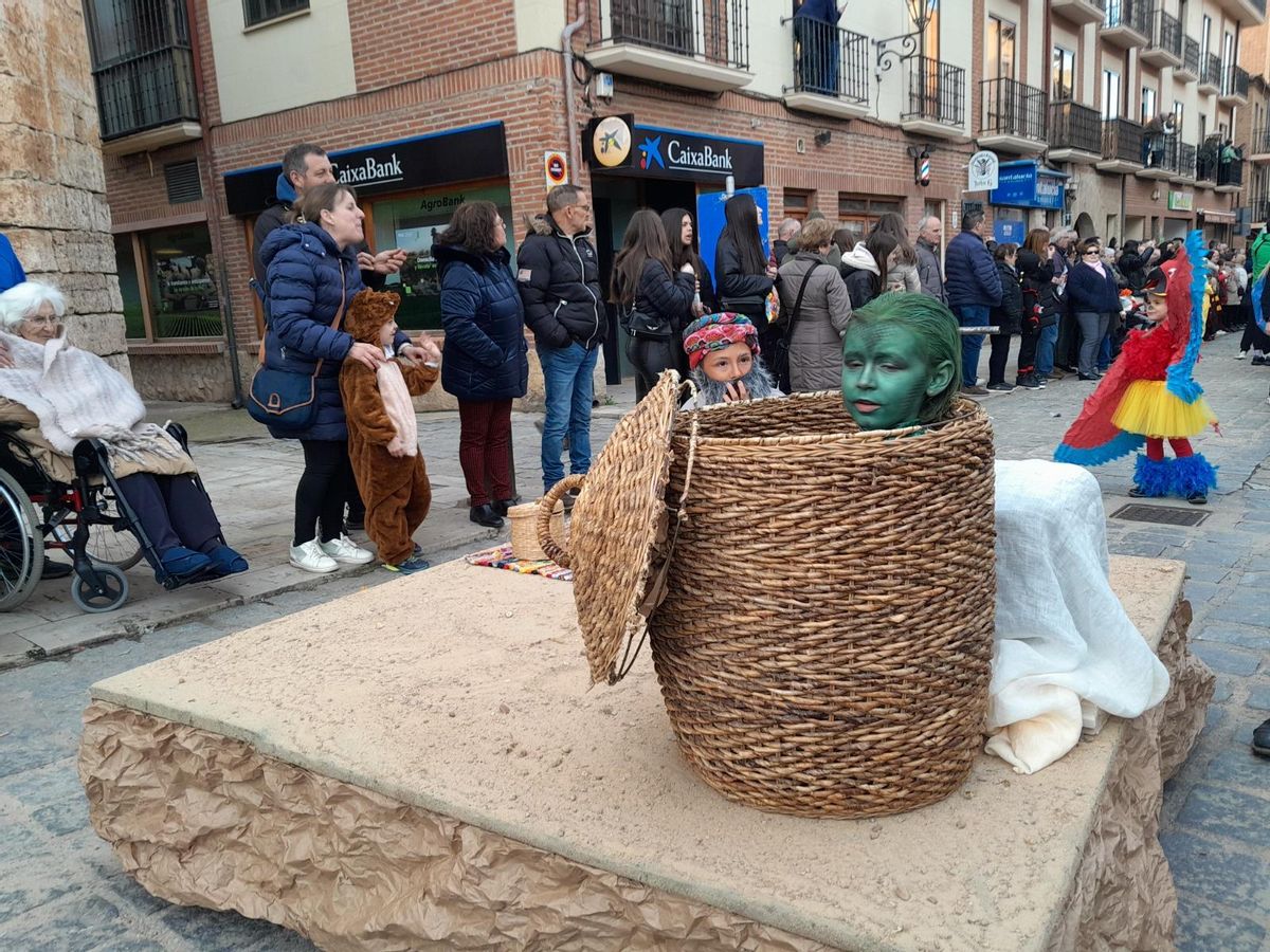 El encantador y la serpiente desfilan por la calle Corredera