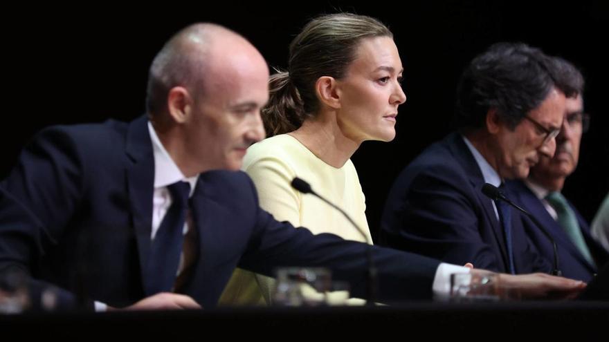 Óscar García Maceiras y Marta Ortega, en primer término, en la última junta de accionistas del pasado julio. | Iago López