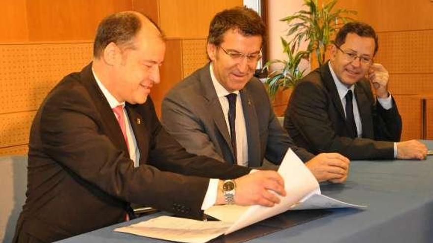 El presidente Feijóo y el conselleiro Vázquez, junto a los rectores, ayer, tras la rúbrica del acuerdo.  // Duvi