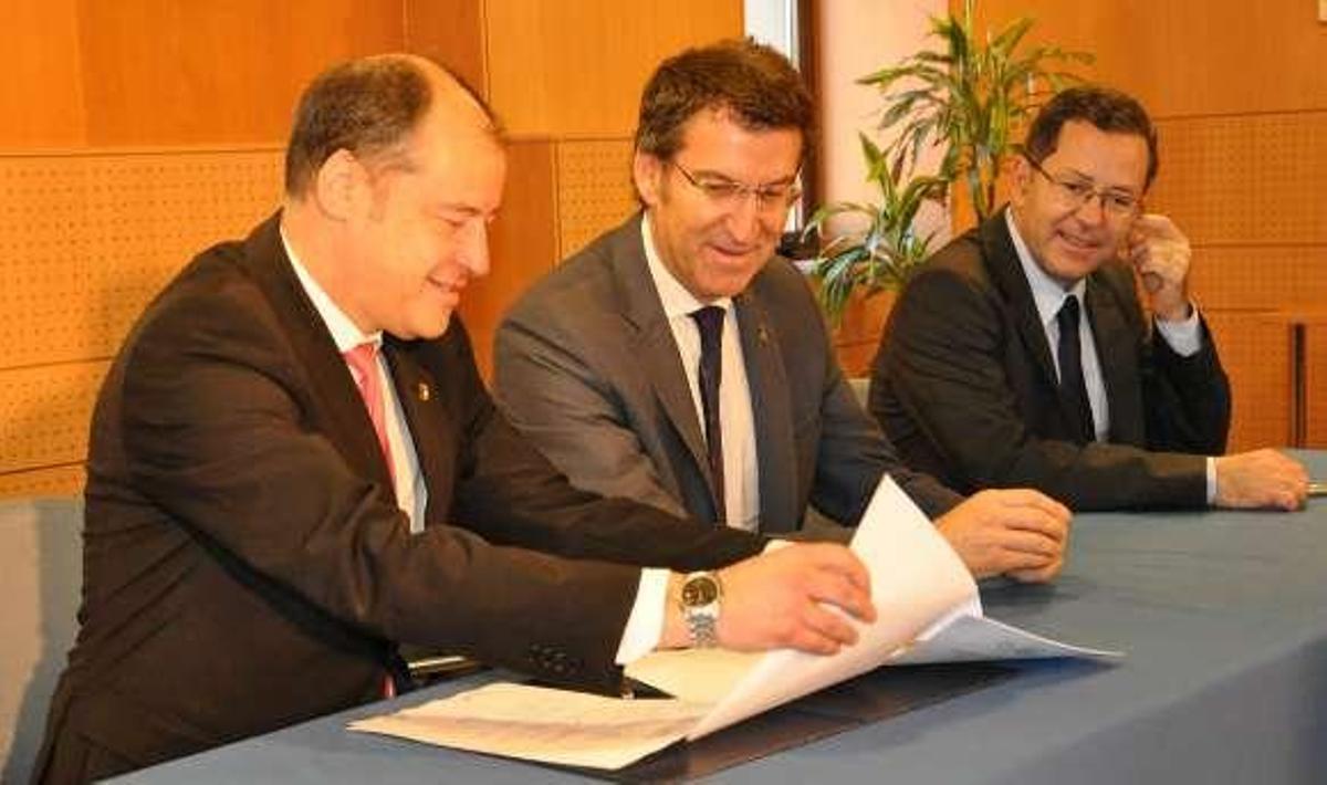 El presidente Feijóo y el conselleiro Vázquez, junto a los rectores, ayer, tras la rúbrica del acuerdo.  // Duvi