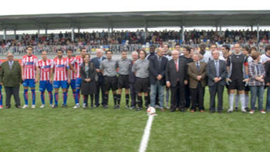 El presidente del Principado, Vicente Álvarez Areces, junto a los equipos del Cudillero y del Sporting de Gijón posan durante la inauguración del Estadio Municipal de Cudillero &quot;La Roja&quot;.