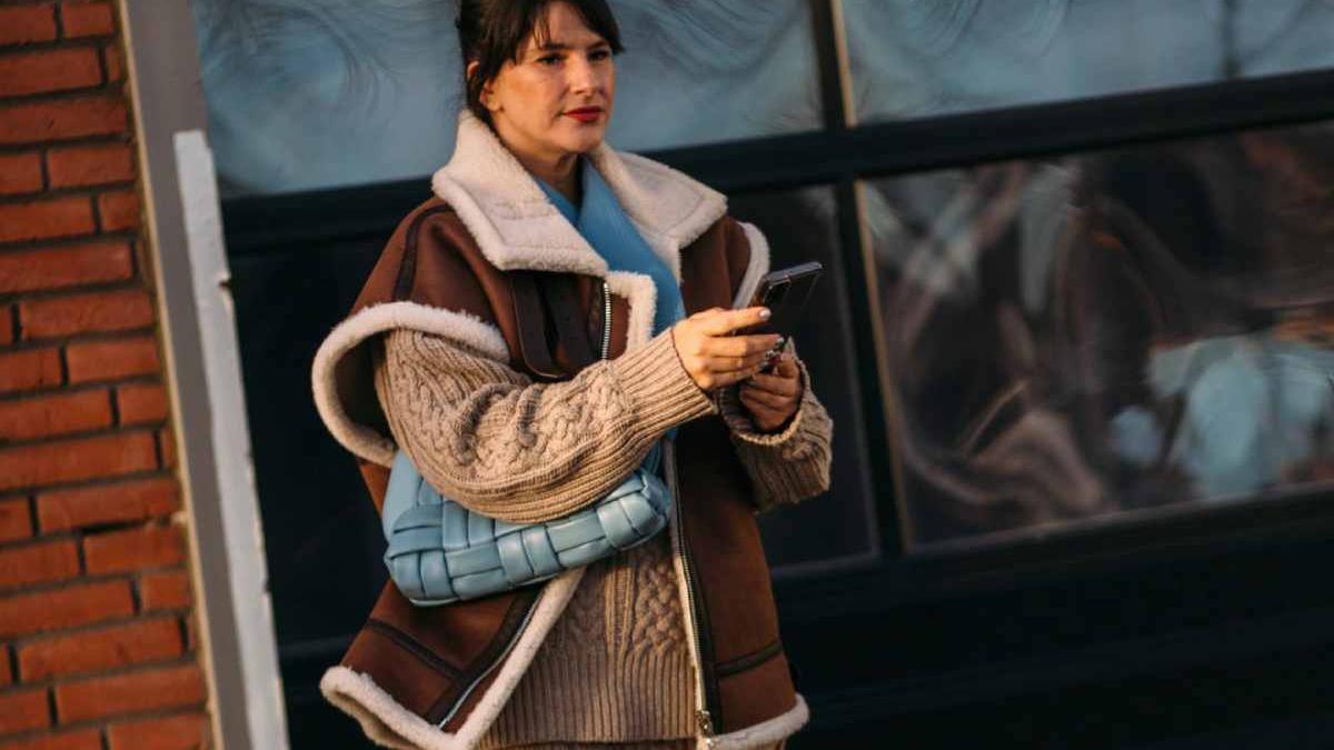 El 'street style' advierte: este es el chaleco de moda que encontrarás en Zara, Mango o Bershka y debes incluir en tu armario de temporada