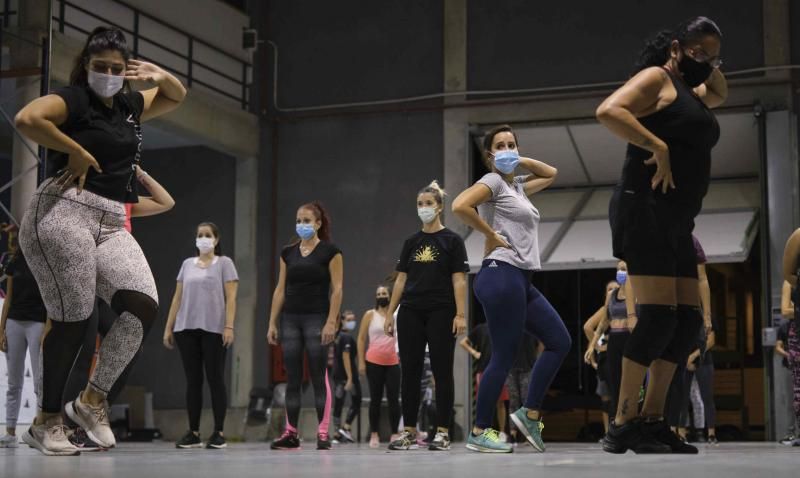 Ensayo de la comparsa Tropicana de Candelaria