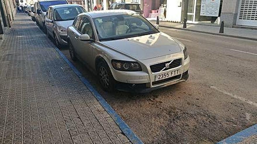 Línies pintades d&#039;un tram fins ara de zona blava al carrer Rocafort