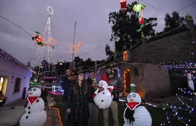 Vecinos de San Andrés montan un árbol de Navidad de 20 metros