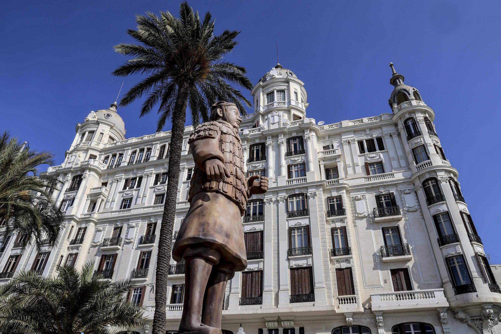 Un guerrero de Xian gigante custodia la Explanada de Alicante