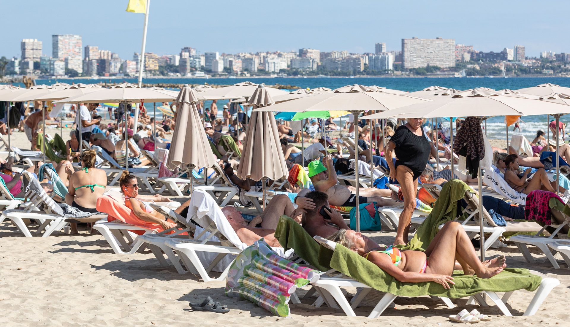 Terrazas y playas llenas en Alicante