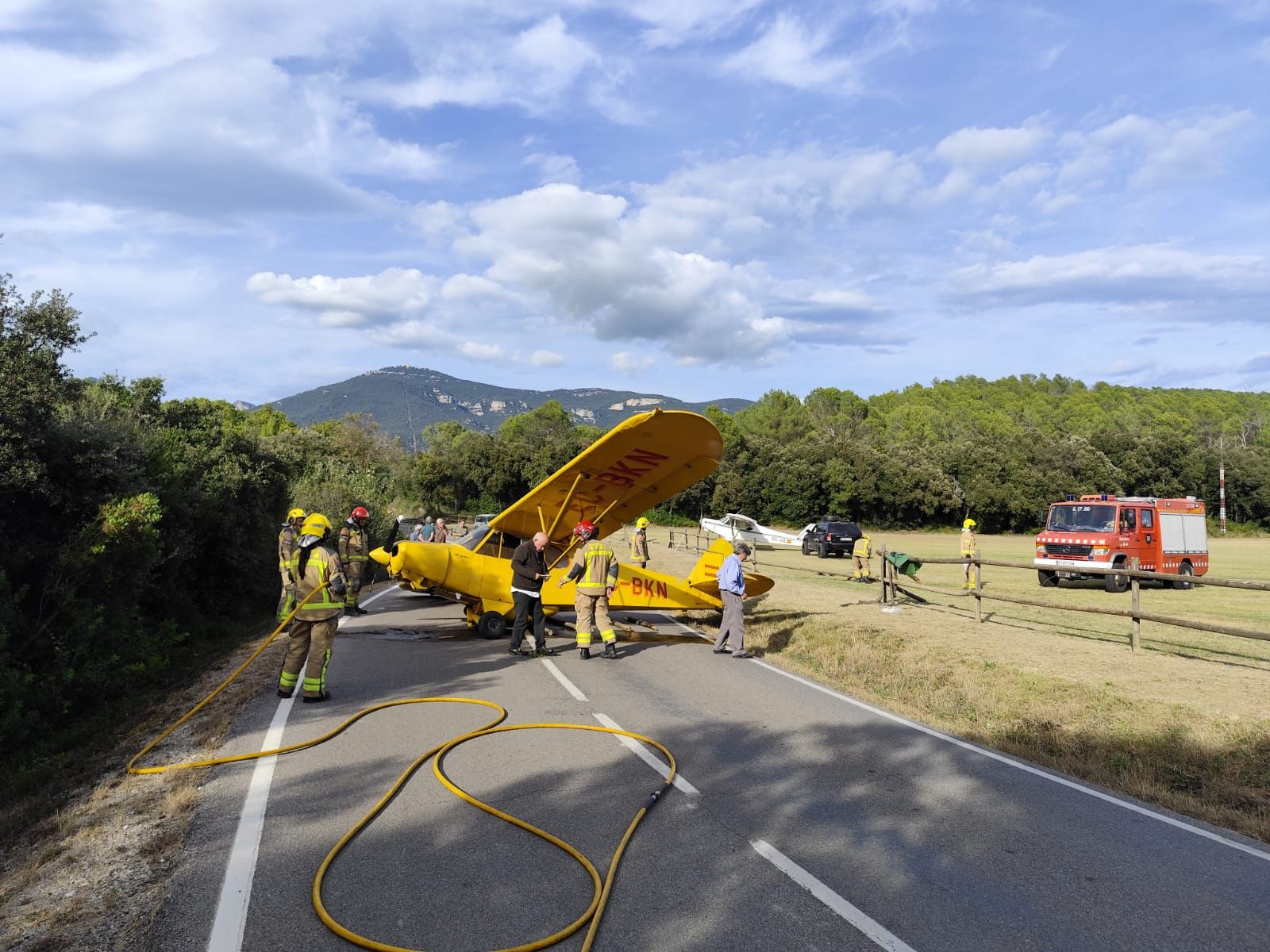 Dues avionetes acaben a la carretera en un intent fallit d’aterratge a Beuda