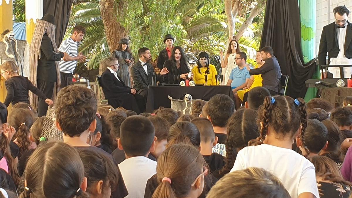 Quince actores de Proyecto plaTEA interpretan ‘La familia Addams’ en el CEIP Tíncer.