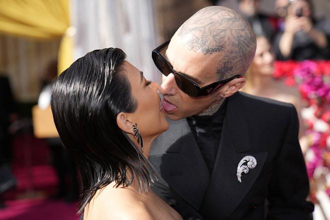 Beso de Kourtney Kardashian y Travis Barker en los premios Oscars 2022