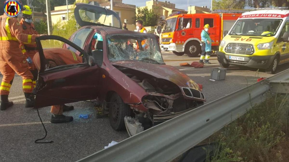 Los bomberos excarcelan al ocupante de un coche en un accidente en Chiva