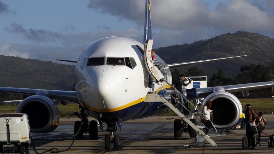 Un avión de Ryanair en Vigo. // R. Grobas