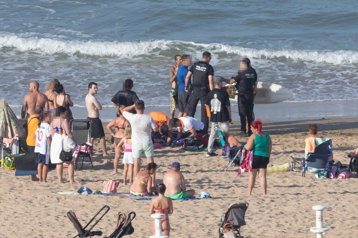 Un grupo de surferos rescató a un bañista en dificultades en la playa de La Mata de Torrevieja