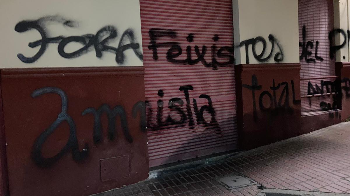 Pintadas en la fachada del PSOE de Monóvar