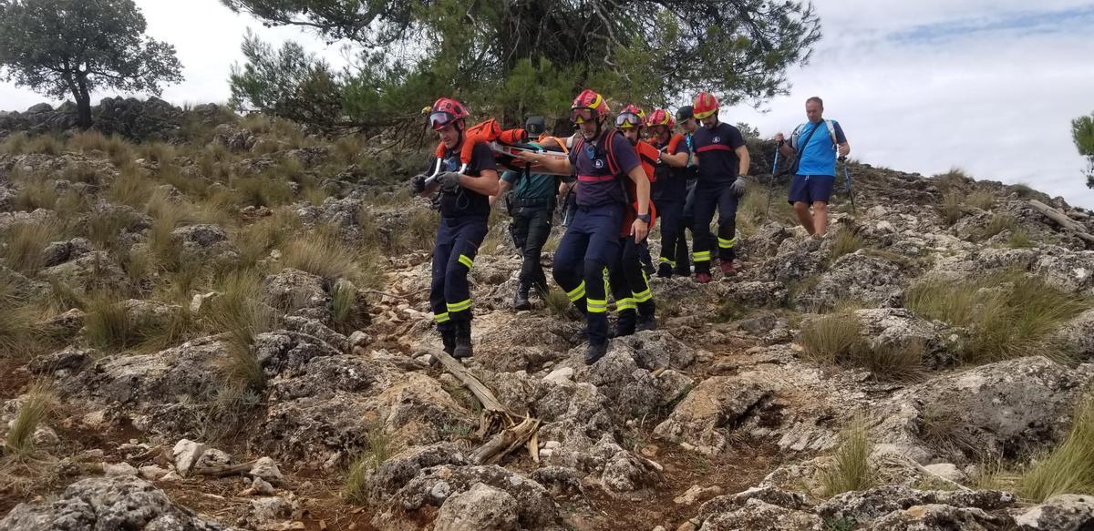 Bomberos trasladan a la herida hasta la ambulancia, que la derivó posteriormente al hospital de Cabra.