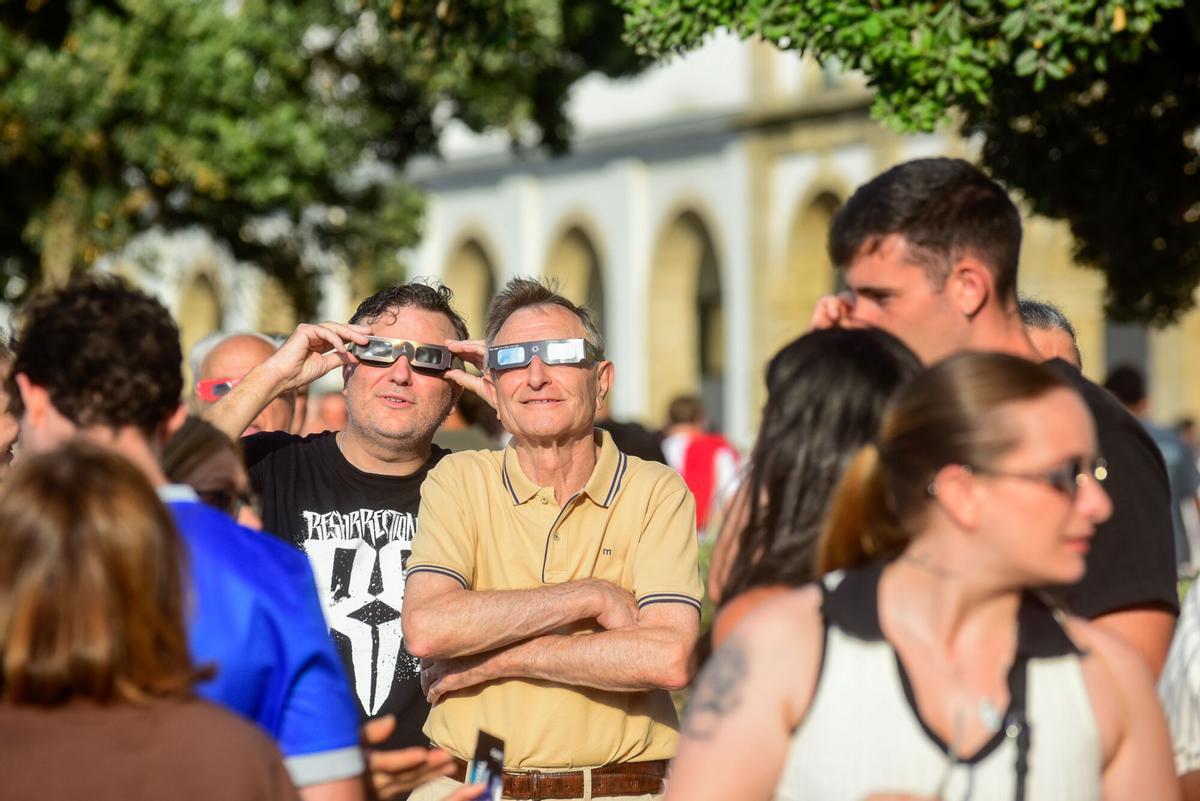 Más de 225.000 personas vivieron el eclipse solar total en las calles de la ciudad Más de 225.000 personas vivieron el eclipse solar total en las calles de la ciudad