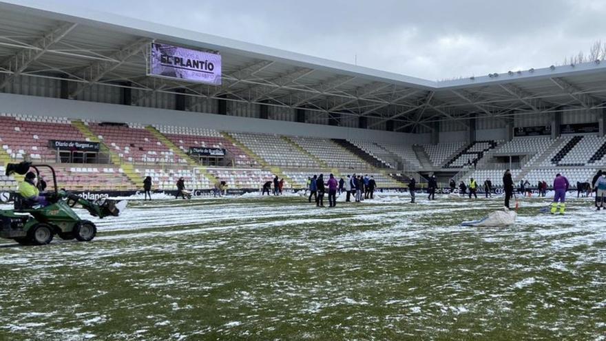 El Plantío, estadio del Burgos FC, cubierto por la nieve. | LA OPINIÓN