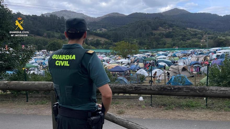 Dos detenidos en el "Riverland" junto a Arriondas por robar hasta 19 cadenas de oro, y abren 199 actas por tenencia y consumo de drogas en la vía pública
